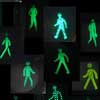 quelques silhouettes schématiques d'hommes qui marchent, en vert sur fond noir. Lien vers une vue complète de l'oeuvre.
